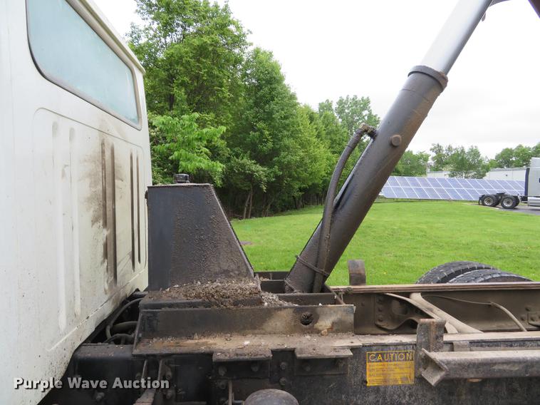 image for item DE8057 2002 International 4900 dump truck