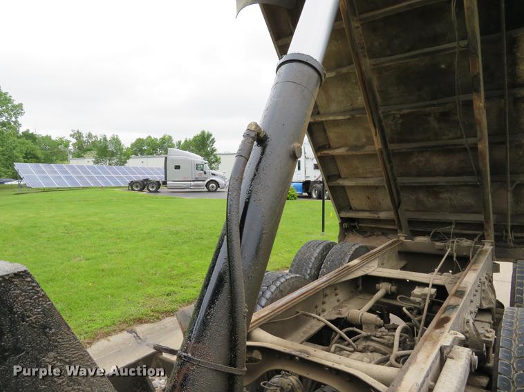 image for item DE8057 2002 International 4900 dump truck