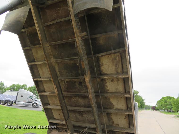 image for item DE8057 2002 International 4900 dump truck