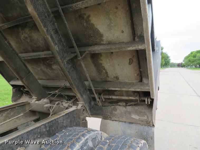 image for item DE8057 2002 International 4900 dump truck