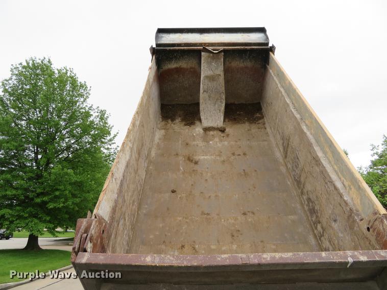 image for item DE8057 2002 International 4900 dump truck