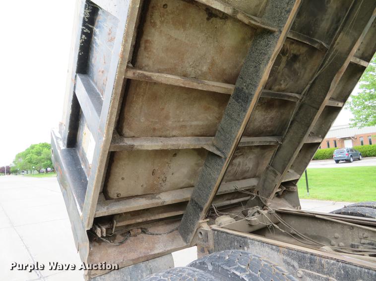 image for item DE8057 2002 International 4900 dump truck