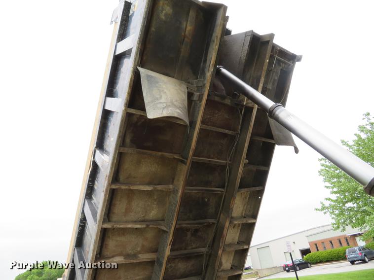 image for item DE8057 2002 International 4900 dump truck