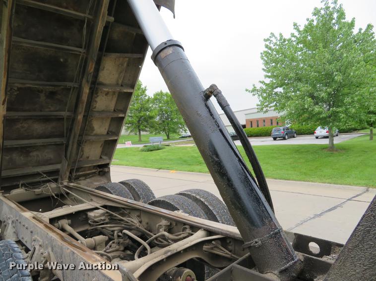 image for item DE8057 2002 International 4900 dump truck