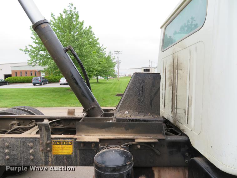 image for item DE8057 2002 International 4900 dump truck