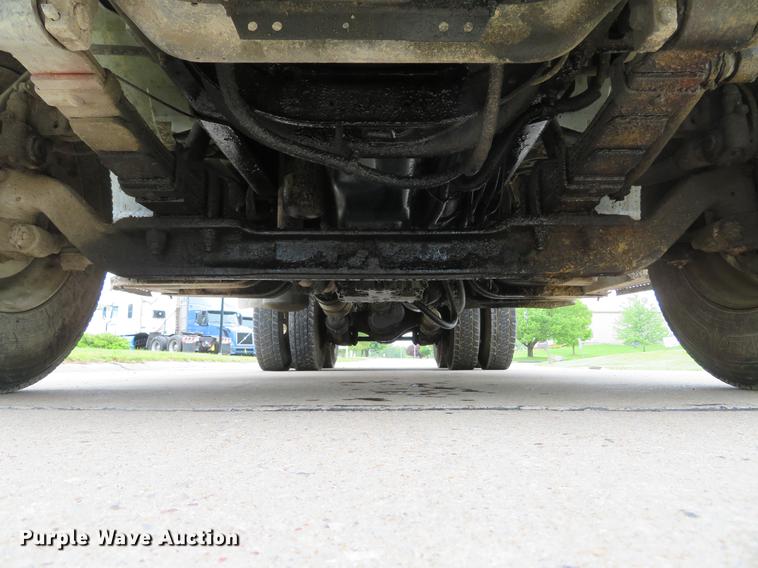 image for item DE8057 2002 International 4900 dump truck