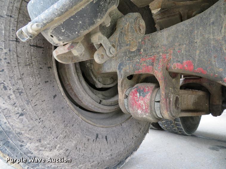 image for item DE8057 2002 International 4900 dump truck