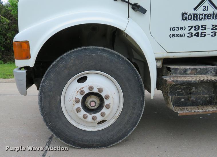 image for item DE8057 2002 International 4900 dump truck