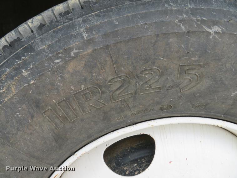 image for item DE8057 2002 International 4900 dump truck