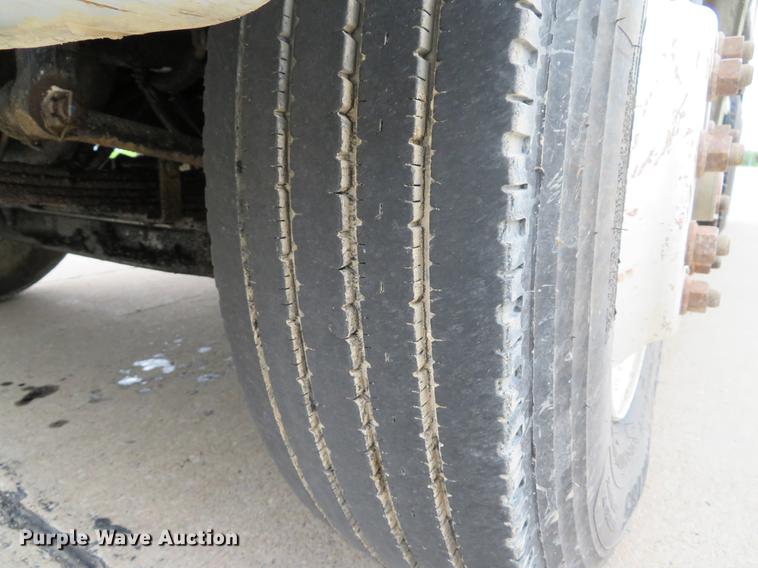 image for item DE8057 2002 International 4900 dump truck