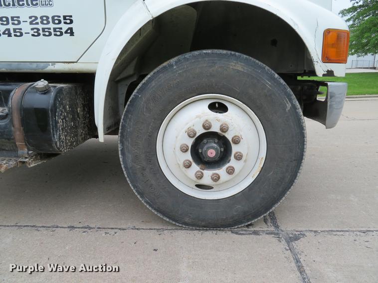 image for item DE8057 2002 International 4900 dump truck