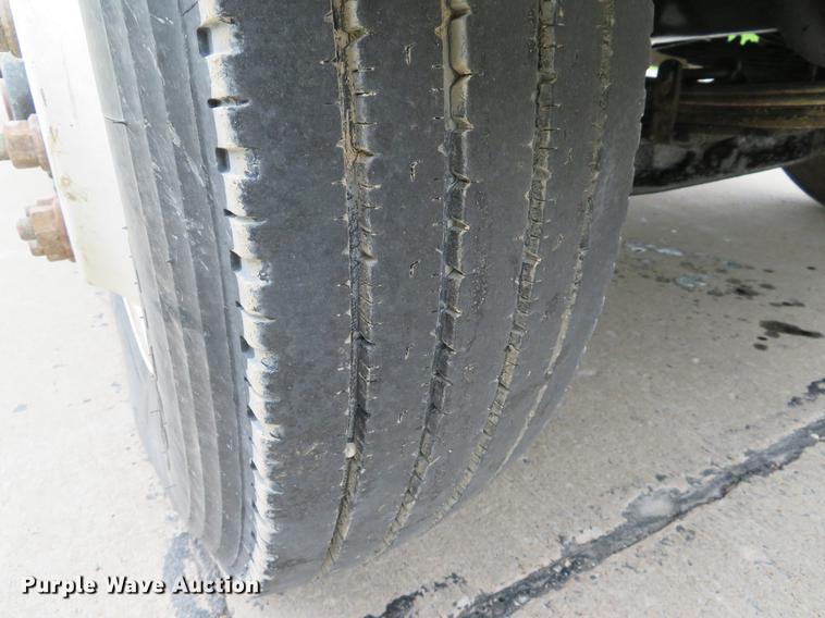 image for item DE8057 2002 International 4900 dump truck