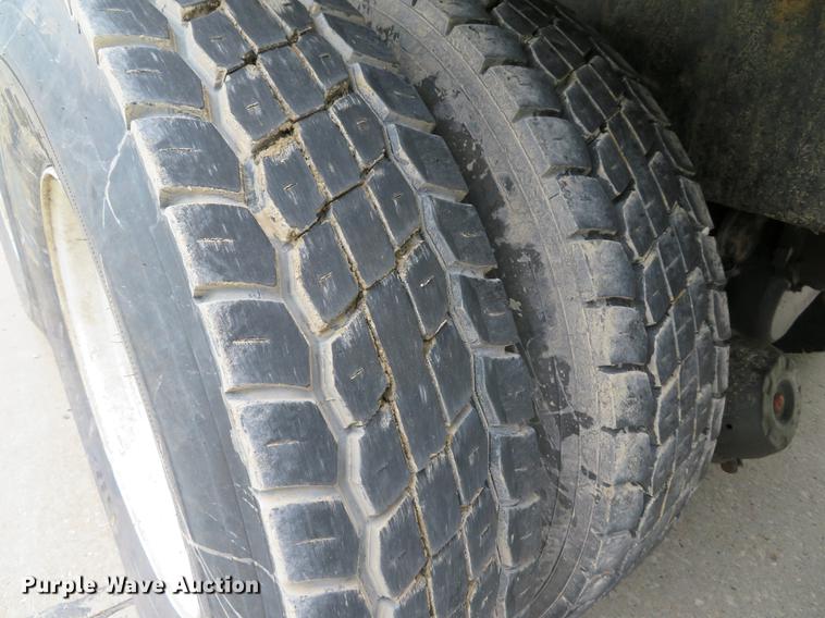 image for item DE8057 2002 International 4900 dump truck