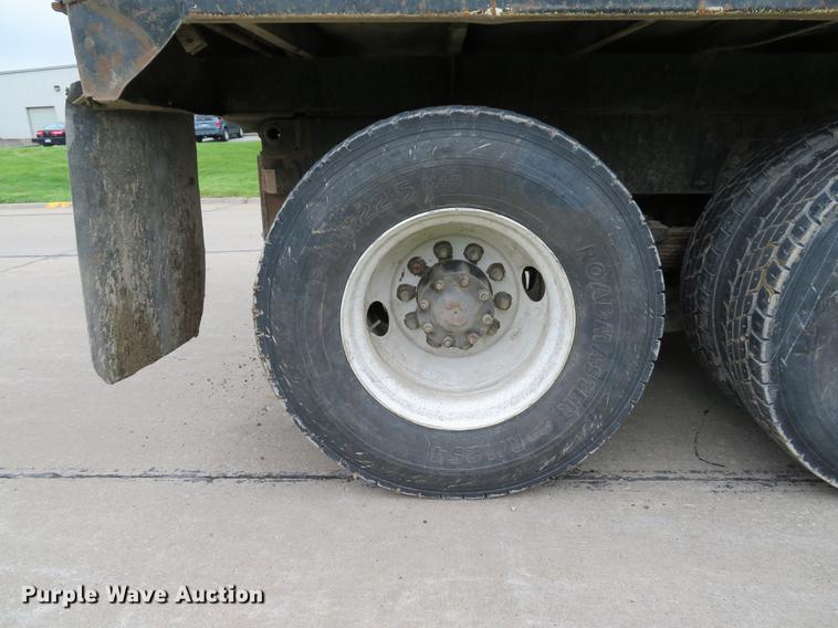 image for item DE8057 2002 International 4900 dump truck