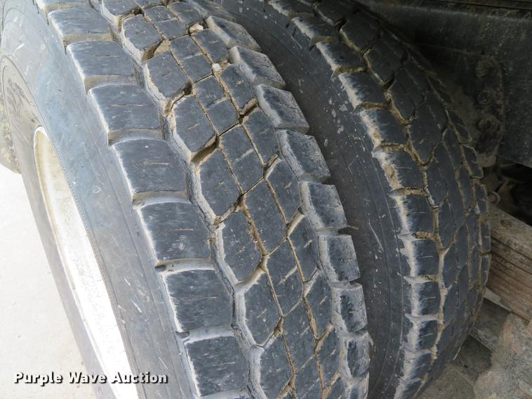 image for item DE8057 2002 International 4900 dump truck