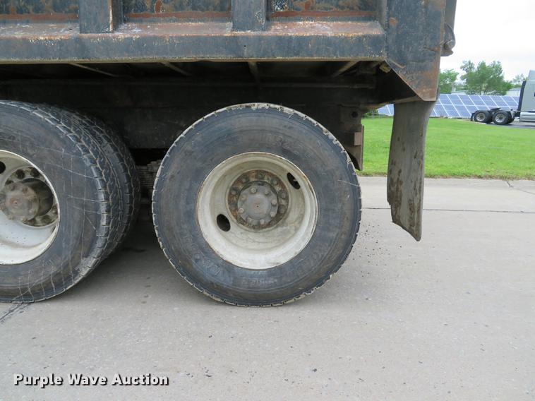 image for item DE8057 2002 International 4900 dump truck