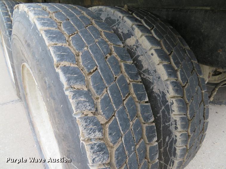 image for item DE8057 2002 International 4900 dump truck