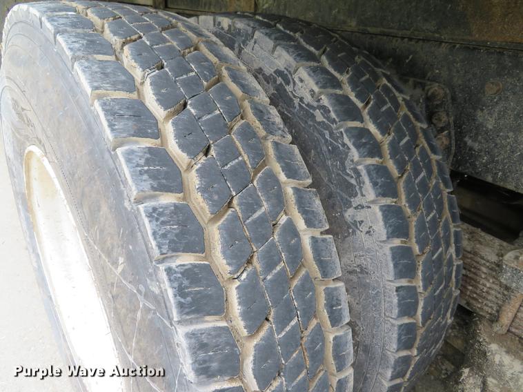 image for item DE8057 2002 International 4900 dump truck