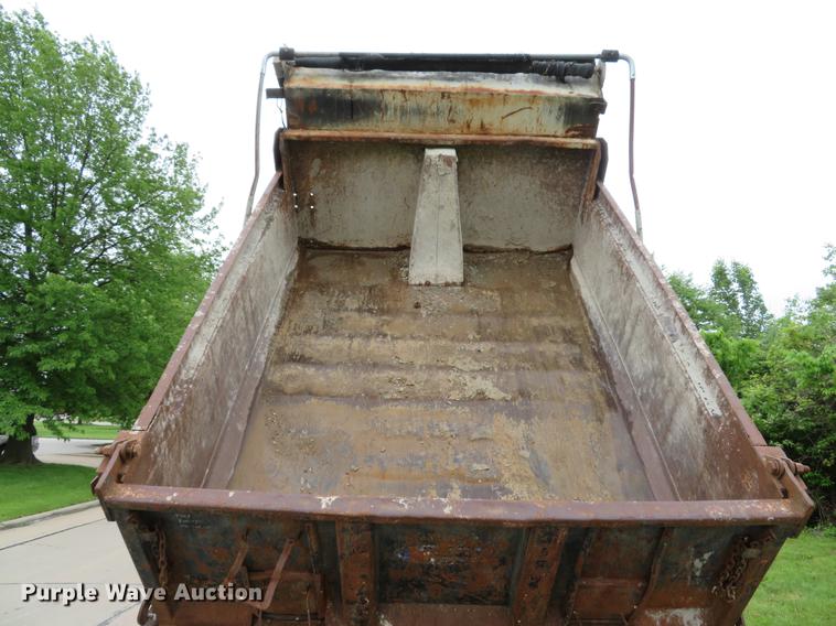 image for item DE8058 2000 Ford F750 Super Duty XL dump truck