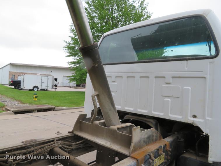 image for item DE8058 2000 Ford F750 Super Duty XL dump truck