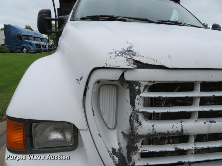 image for item DE8058 2000 Ford F750 Super Duty XL dump truck