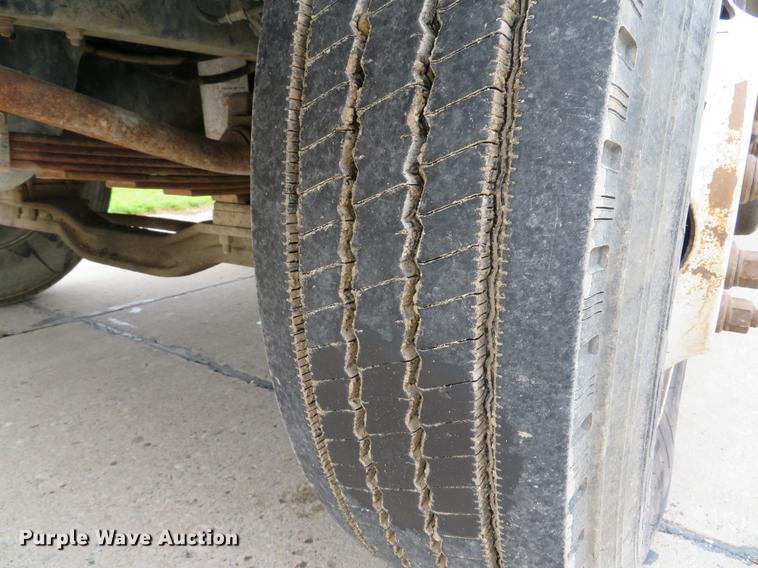 image for item DE8058 2000 Ford F750 Super Duty XL dump truck