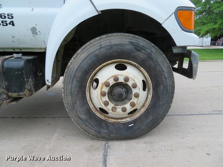 image for item DE8058 2000 Ford F750 Super Duty XL dump truck