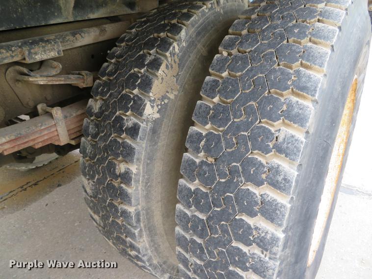 image for item DE8058 2000 Ford F750 Super Duty XL dump truck