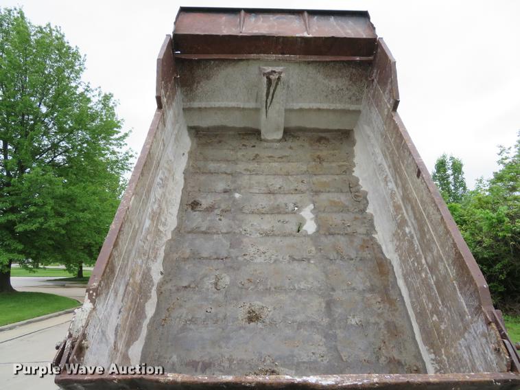 image for item DE8059 2000 Ford F650 Super Duty XL dump truck