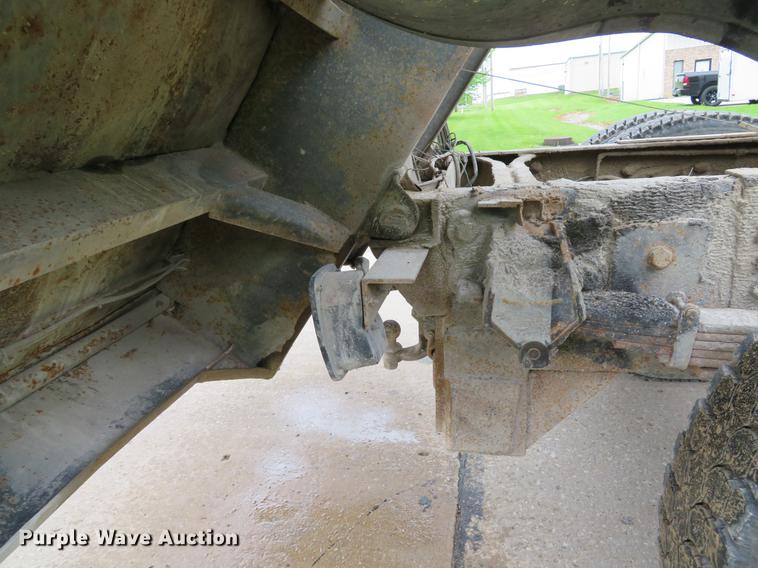 image for item DE8059 2000 Ford F650 Super Duty XL dump truck