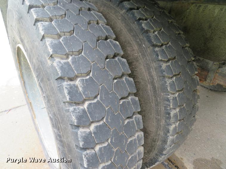 image for item DE8059 2000 Ford F650 Super Duty XL dump truck