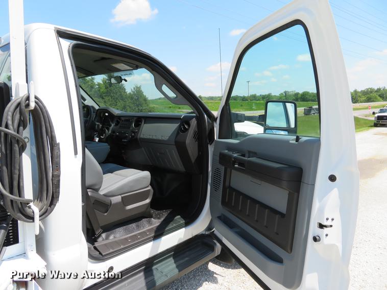 image for item DE8071 2011 Ford F550 Super Duty XL service truck