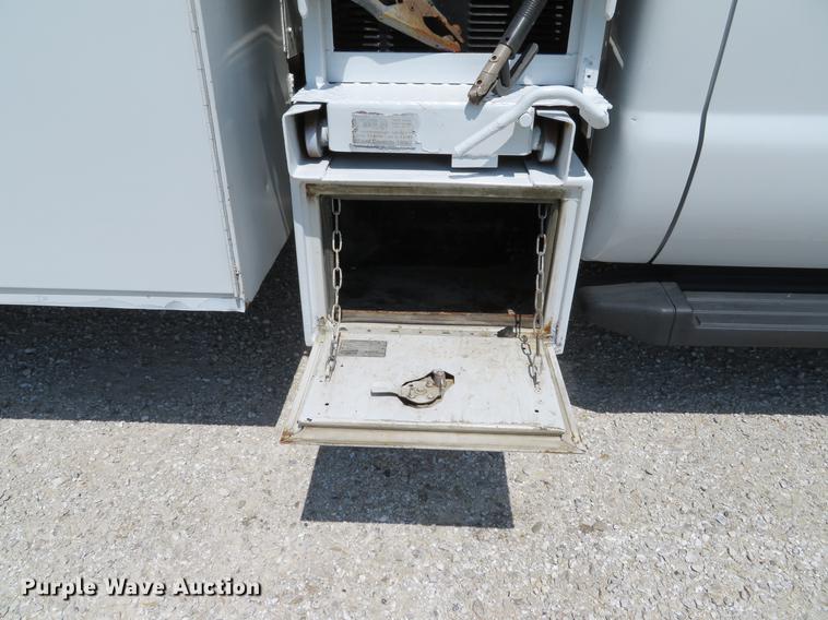 image for item DE8071 2011 Ford F550 Super Duty XL service truck