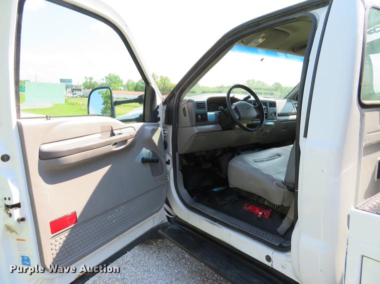 image for item DE8073 2001 Ford F550 Super Duty XL service truck with crane