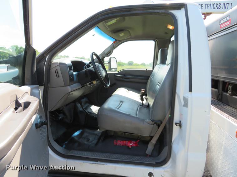 image for item DE8073 2001 Ford F550 Super Duty XL service truck with crane