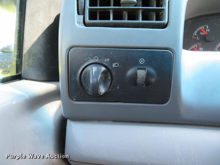 image for item DE8073 2001 Ford F550 Super Duty XL service truck with crane