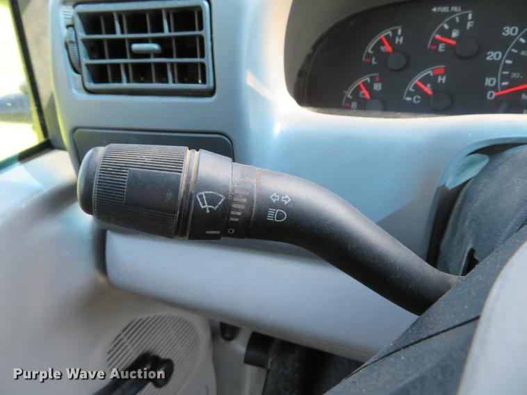 image for item DE8073 2001 Ford F550 Super Duty XL service truck with crane