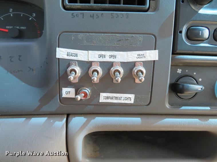 image for item DE8073 2001 Ford F550 Super Duty XL service truck with crane