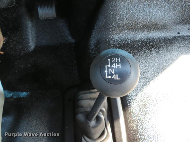 image for item DE8073 2001 Ford F550 Super Duty XL service truck with crane