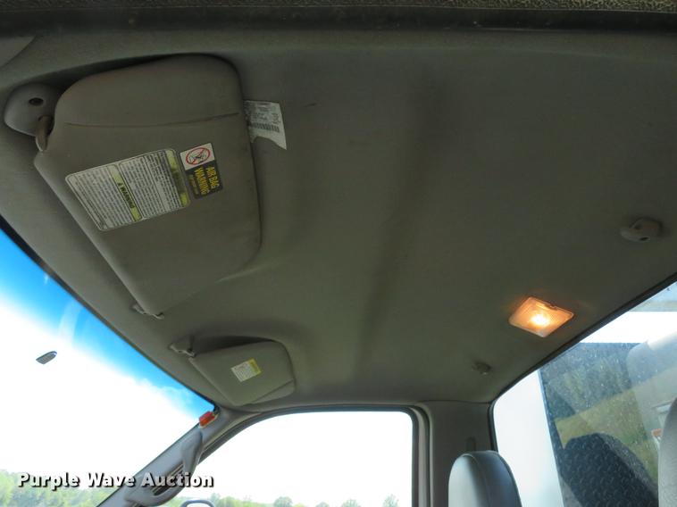 image for item DE8073 2001 Ford F550 Super Duty XL service truck with crane