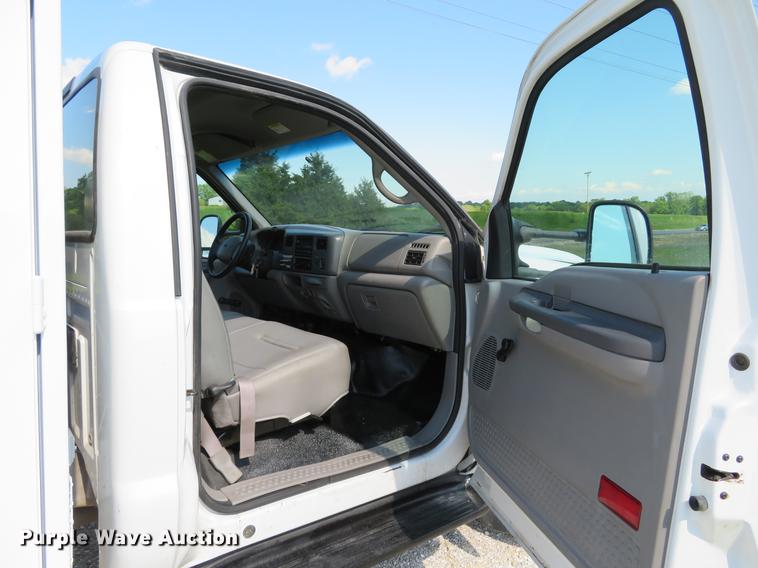 image for item DE8073 2001 Ford F550 Super Duty XL service truck with crane