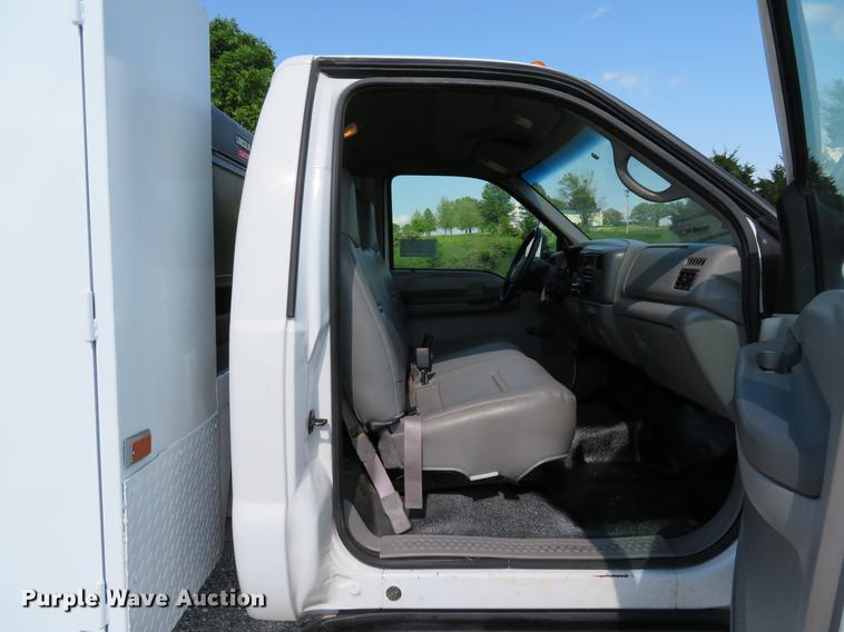 image for item DE8073 2001 Ford F550 Super Duty XL service truck with crane