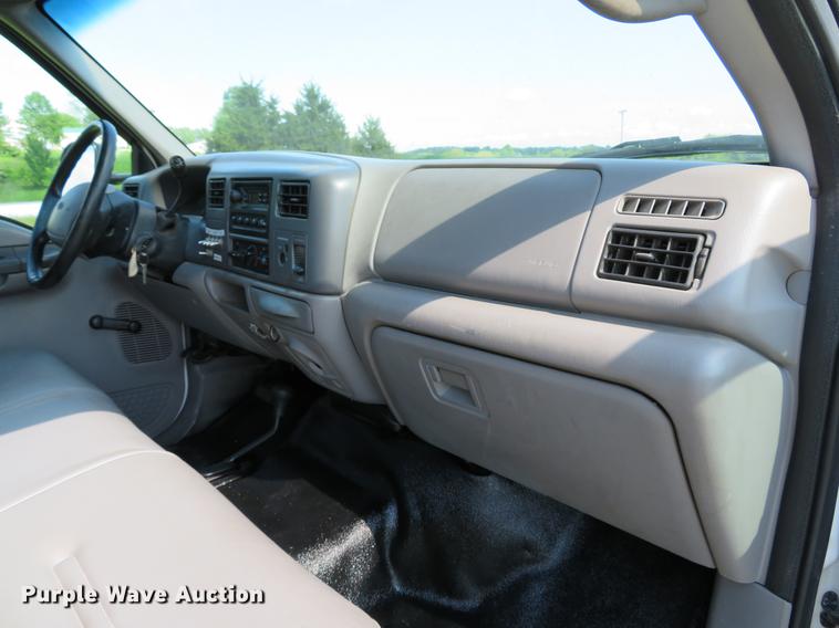 image for item DE8073 2001 Ford F550 Super Duty XL service truck with crane