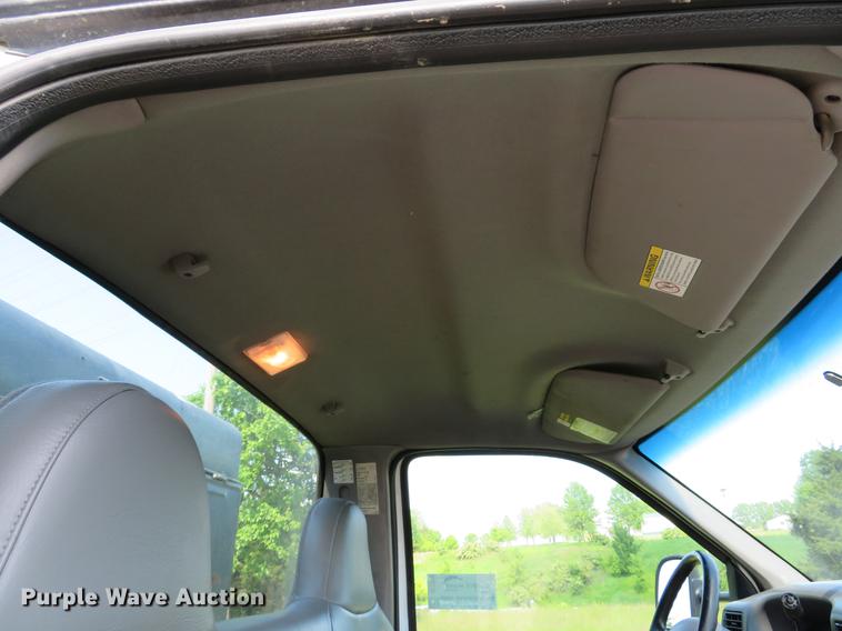 image for item DE8073 2001 Ford F550 Super Duty XL service truck with crane