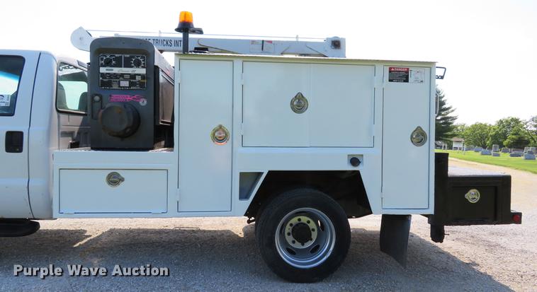 image for item DE8073 2001 Ford F550 Super Duty XL service truck with crane