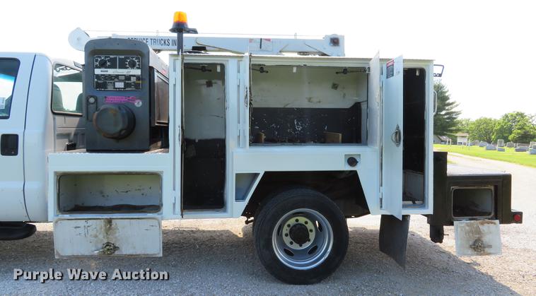 image for item DE8073 2001 Ford F550 Super Duty XL service truck with crane
