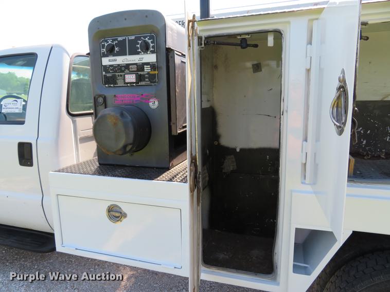 image for item DE8073 2001 Ford F550 Super Duty XL service truck with crane