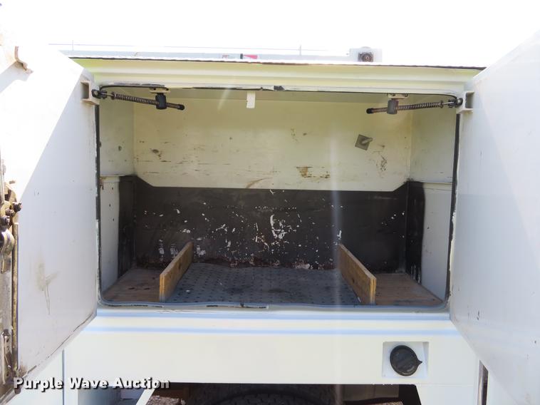 image for item DE8073 2001 Ford F550 Super Duty XL service truck with crane