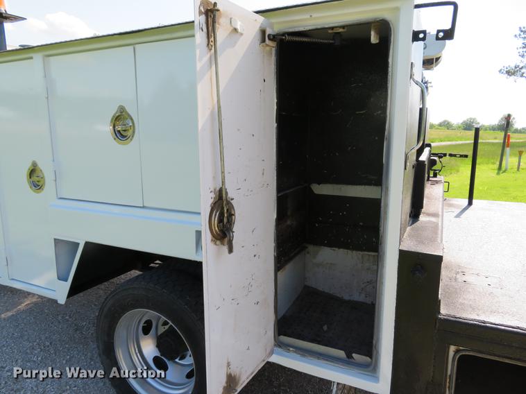 image for item DE8073 2001 Ford F550 Super Duty XL service truck with crane