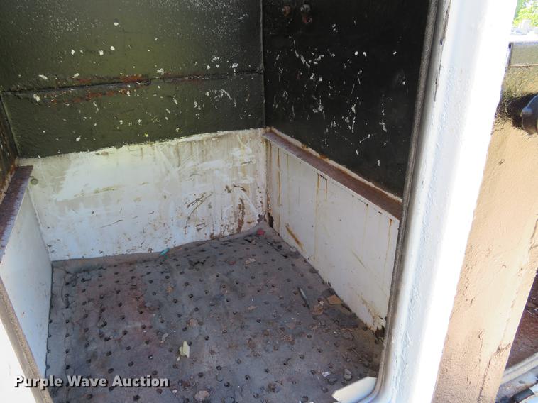 image for item DE8073 2001 Ford F550 Super Duty XL service truck with crane